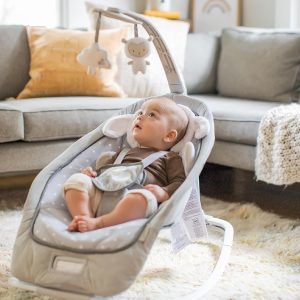 Bébé dans un transat bébé pendant que le parent vaque à ses occupations — usage quotidien recommandé