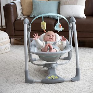 balancelle électrique bébé en utilisation dans un salon